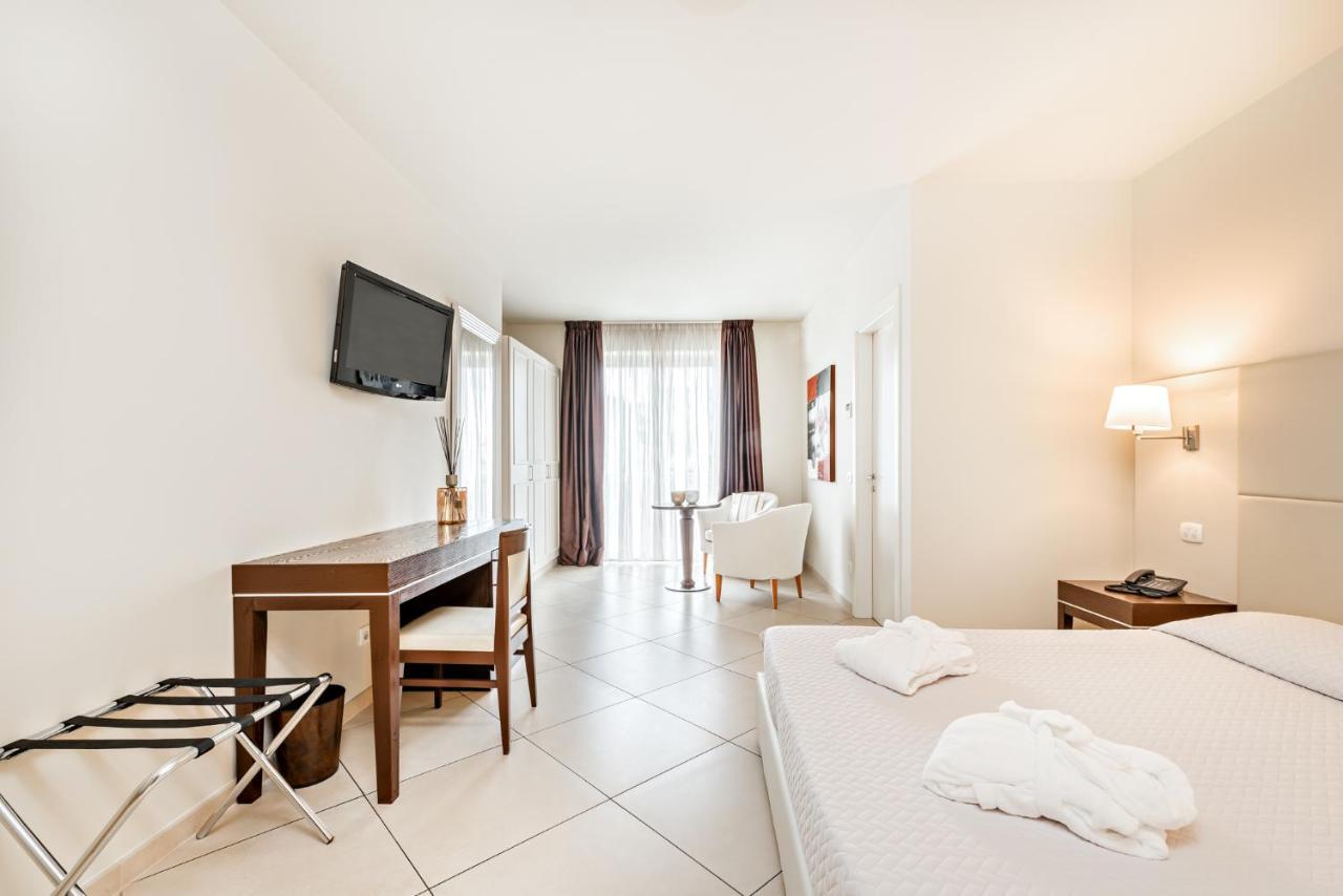 Hotel & Residence Exclusive Marina Di Carrara Exterior photo